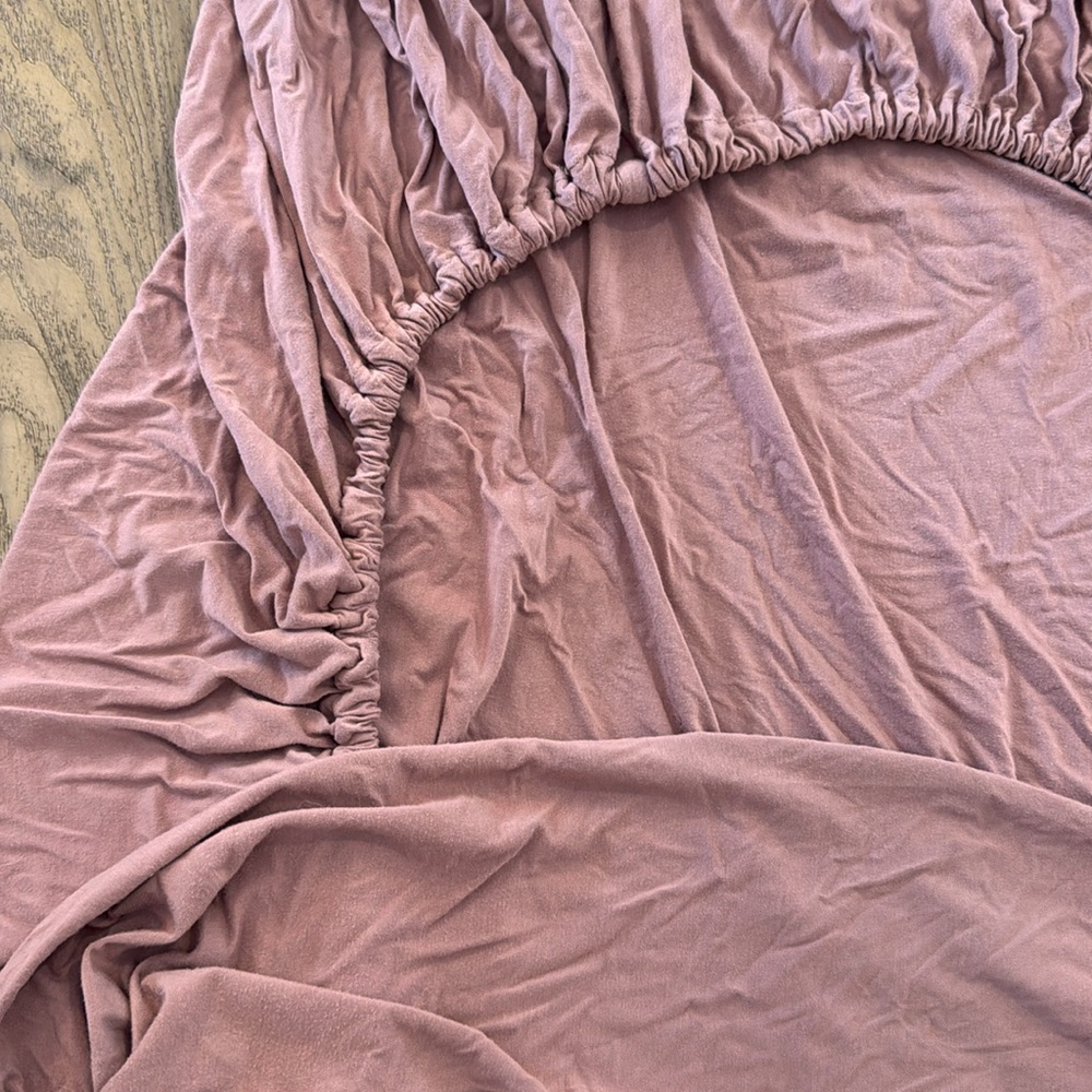 Mebie Baby Crib Sheet - Dusty Rose